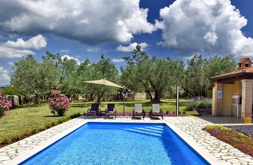 Selina Villa | Comfortable house with swimming pool in quiet village