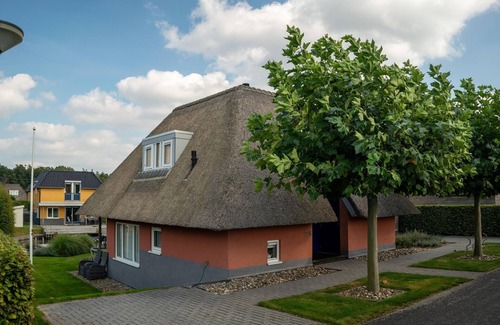 Midlaren House | Comfortable house on the water, in a holiday park