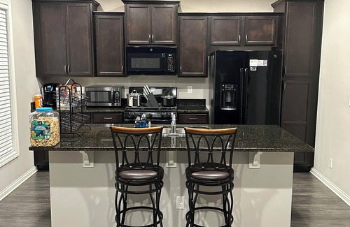 Evansville House | Comfortable house where guests feel welcome.n10 minutes from Evansville Airport