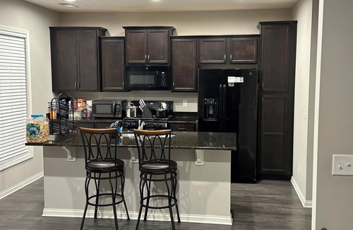 Evansville House | Comfortable house where guests feel welcome.n10 minutes from Evansville Airport