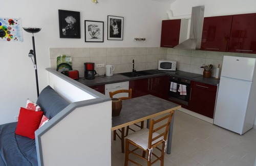Orange Apartment | Comfortable independent cottage in Provencal farmhouse, air conditioning, swimming pool, wifi