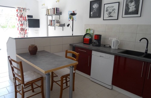 Orange Apartment | Comfortable independent cottage in Provencal farmhouse, air conditioning, swimming pool, wifi