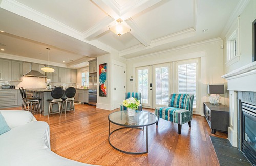 Dunbar House | Comfortable & Inviting Home in Central Vancouver