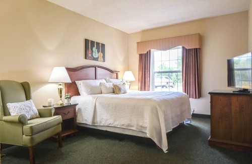 Pembine Hotel | Comfortable Island Room – Perfect for a Relaxing Weekend Getaway
