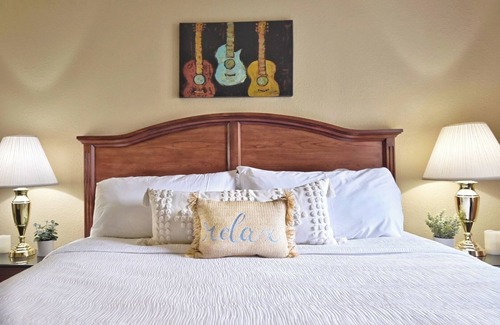 Pembine Hotel | Comfortable Island Room – Perfect for a Relaxing Weekend Getaway
