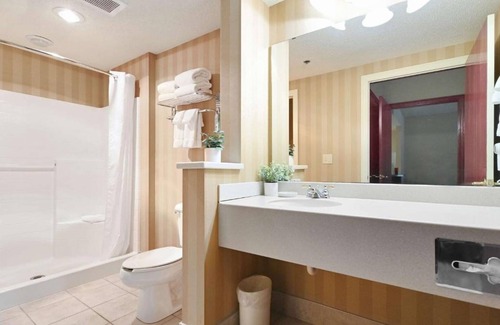 Pembine Hotel | Comfortable Island Room – Perfect for a Relaxing Weekend Getaway