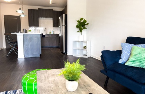 Madison Apartment | Comfortable King Bed Suite - Relaxing Long Stay