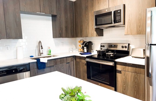 Madison Apartment | Comfortable King Bed Suite - Relaxing Long Stay