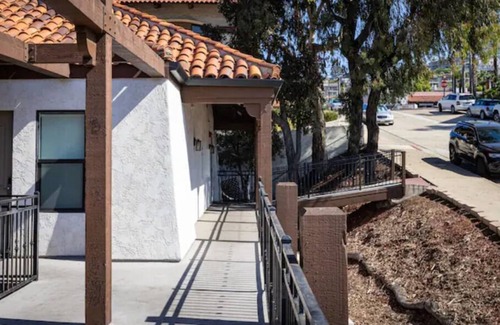 Mission Hills House | Comfortable King Bed Studio 💎 WiFi+Cable+Parking - Discounts For Longer Stays