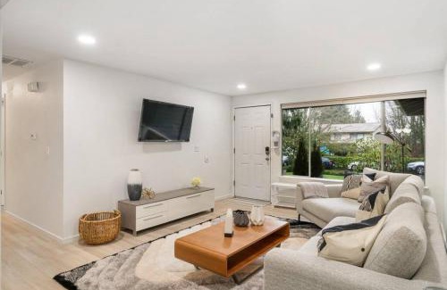 North Juanita House | Comfortable Kirkland Home for Family & Remote Work