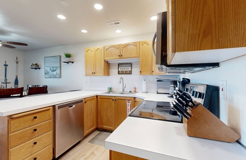 Harbor Village Condo | Comfortable lake-view getaway with central AC, WiFi, pool & hot tub