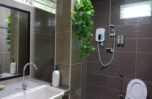 Kampung Lintang House | Comfortable Living For a family of 10 and below