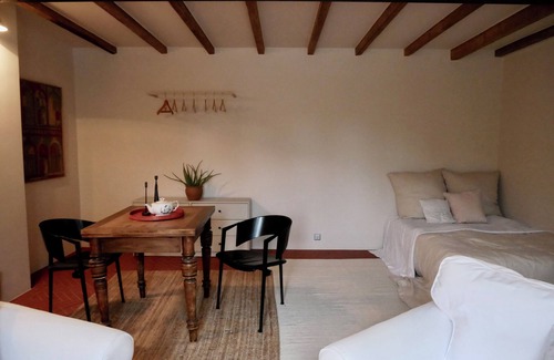 Traar Other | Comfortable living on a farm surrounded by greenery and art