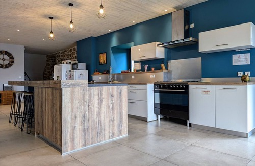Lapte Cottage | Comfortable lodge with heated pool, for 23 people, perfect for families and friends