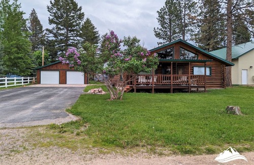 Seeley Lake Cabin | Comfortable Log Cabin w/AC ~ Downtown Seeley Lake!