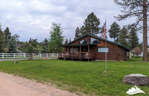 Seeley Lake Cabin | Comfortable Log Cabin w/AC ~ Downtown Seeley Lake!