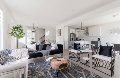 London House | Comfortable Lux | Sleeps 10 | PingPong, Cozy Family Movie Room