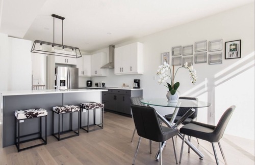 London House | Comfortable Lux | Sleeps 10 | PingPong, Cozy Family Movie Room