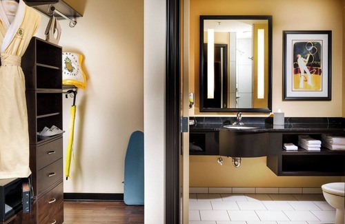 Lower Queen Anne Hotel | Comfortable Maestro Suite with Two Queen Beds Near Top Seattle Attractions