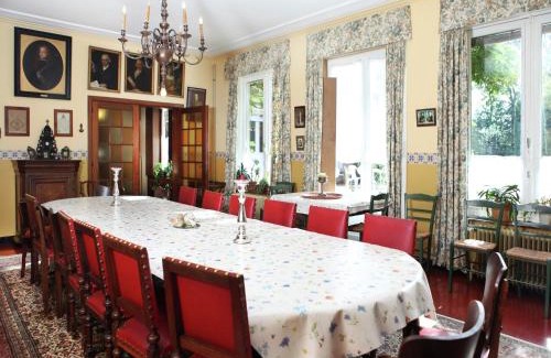 Ruiselede House | Comfortable Mansion in Doomkerke near Forest