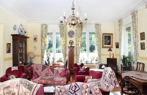 Ruiselede House | Comfortable Mansion in Doomkerke near Forest