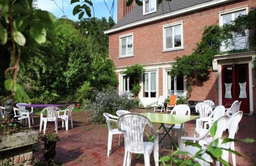 Ruiselede House | Comfortable Mansion in Doomkerke near Forest