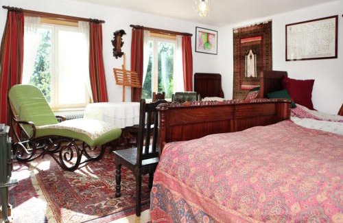 Ruiselede House | Comfortable Mansion in Doomkerke near Forest