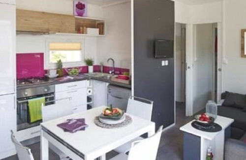 Wackersdorf House | comfortable mobile home on the lake with whirlpool (WA101)