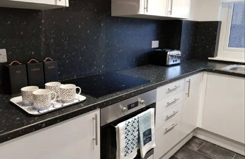 East Kilbride Apartment | Comfortable modern space within walking distance to the East Kilbride Shopping- 25 minutes to Glasgow Centre.