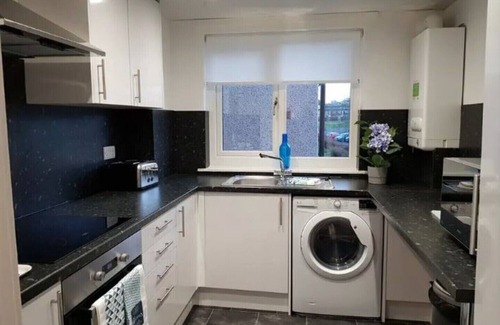 East Kilbride Apartment | Comfortable modern space within walking distance to the East Kilbride Shopping- 25 minutes to Glasgow Centre.