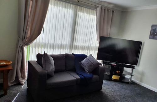 East Kilbride Apartment | Comfortable Modern Ground Floor Apartment 20 minutes from Glasgow Centre