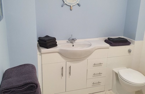 East Kilbride Apartment | Comfortable Modern Ground Floor Apartment 20 minutes from Glasgow Centre
