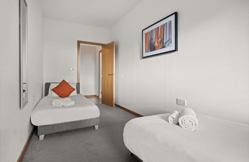 Swindon Apartment | Comfortable Modern Apartment in Swindon, FREE parking sleeps up to 5