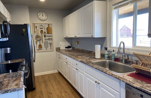 McAllister House | Comfortable modern home near Ennis Lake