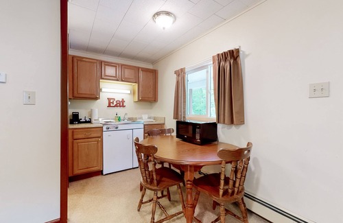 Lincoln Apartment | Comfortable motel rooms in a great location with shared resort amenities