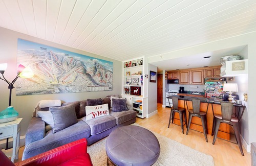 Warren Condo | Comfortable mountainside condo with skiing, balcony, fast WiFi, & washer/dryer
