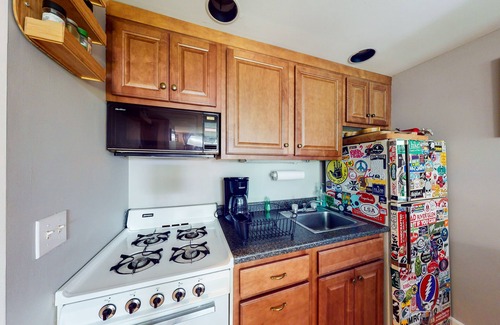 Warren Condo | Comfortable mountainside condo with skiing, balcony, fast WiFi, & washer/dryer