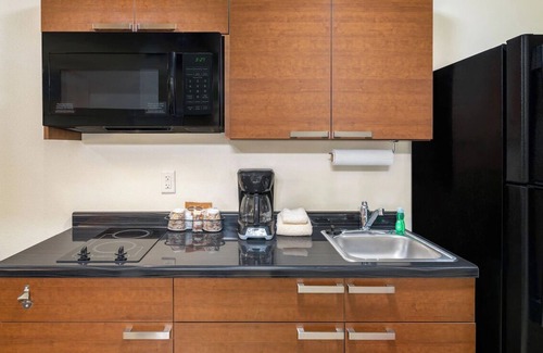 North Aurora Hotel | Comfortable North Aurora Stay | Pet-Friendly and Fully Equipped Kitchen