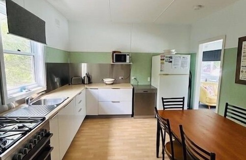 Hat Head Cottage | Comfortable, pet friendly cottage that is only a short stroll to the.