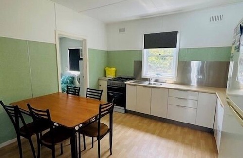 Hat Head Cottage | Comfortable, pet friendly cottage that is only a short stroll to the.