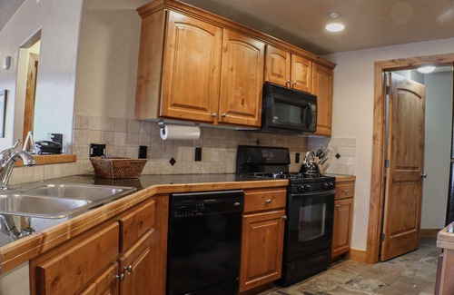 Kimball Junction Condo | Comfortable Redstone Condo, Short Drive to Ski Lifts! 5459 Hiking Golf Nearby!