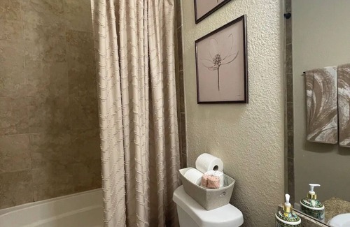 Houston House | Comfortable Retreat