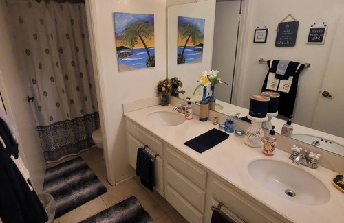Buena Park House | Comfortable room and convenient location close to Knotts, Disneyland and Beaches
