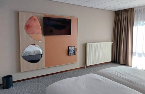 Dwingeloo Hotel | Comfortable Room – Perfect for Family Getaway in Dwingeloo! Free Parking!