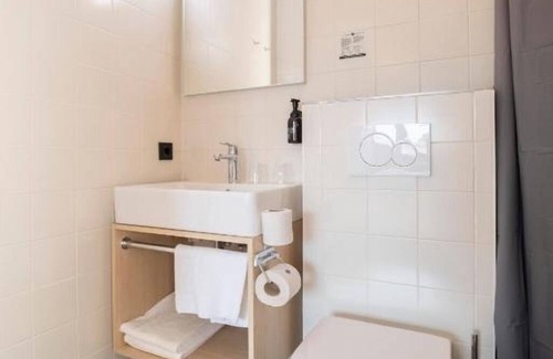 Dwingeloo Hotel | Comfortable Room – Perfect for Family Getaway in Dwingeloo! Free Parking!