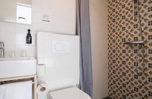 Dwingeloo Hotel | Comfortable Room – Perfect for Family Getaway in Dwingeloo! Free Parking!