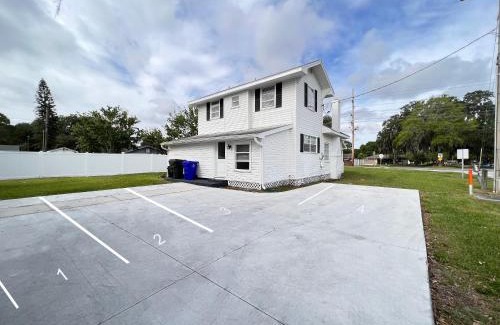 Lakeland House | Comfortable Room Rentals Outlets & Kingsky Academy