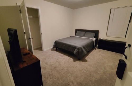 DeLand House | Comfortable room, shared house close to everything!
