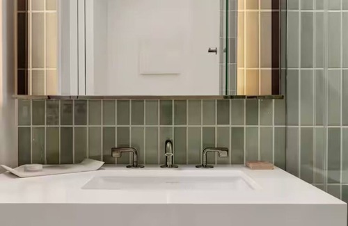 Tenderloin Hotel | Comfortable Room Delight in Downtown SF Charm – Perfect for Art Aficionados