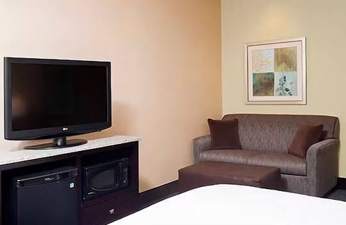 South Bend Hotel | Comfortable Room w/Sofa Bed & Hot Breakfast Included – Ideal for Families